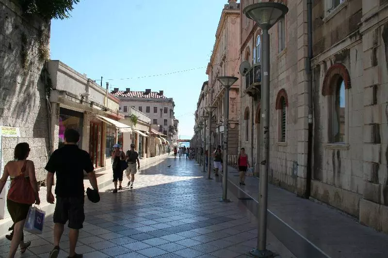 Split (c) dago